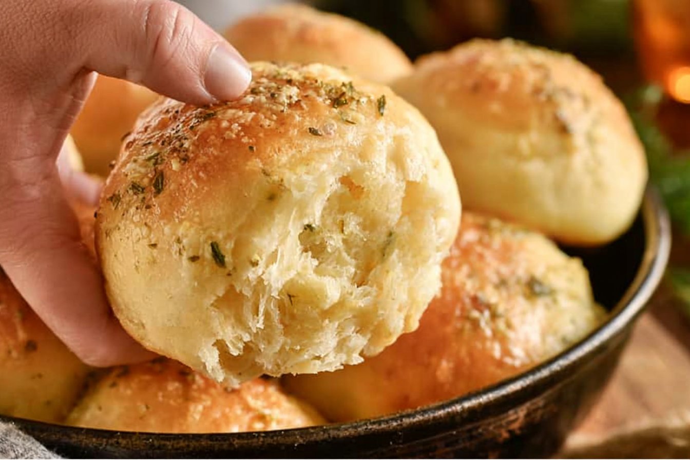 30-Minute Garlic Parmesan Dinner Rolls