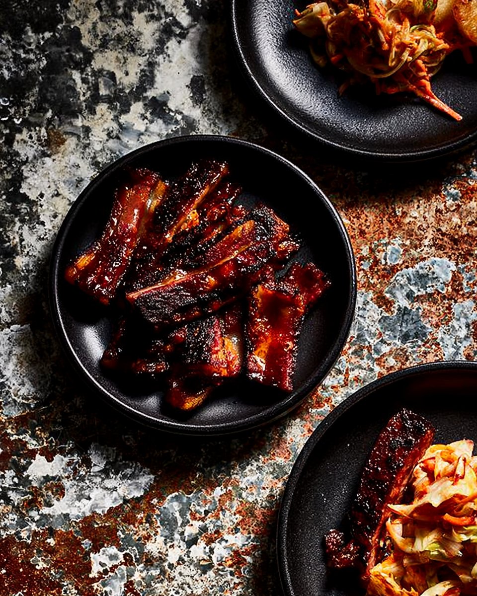Rotes Schweinebauch mit Kimchi