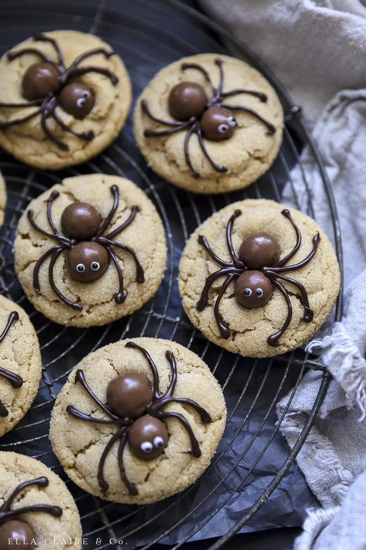 Halloween peanut butter cookies | Halloween spider cookies easy, Spider peanut butter cookies, Galletas halloween