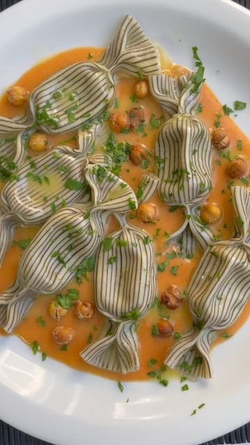 Ricotta Caramelle with sharp lines pattern with tomato sauce & toasted chickpeas @david_rivillo