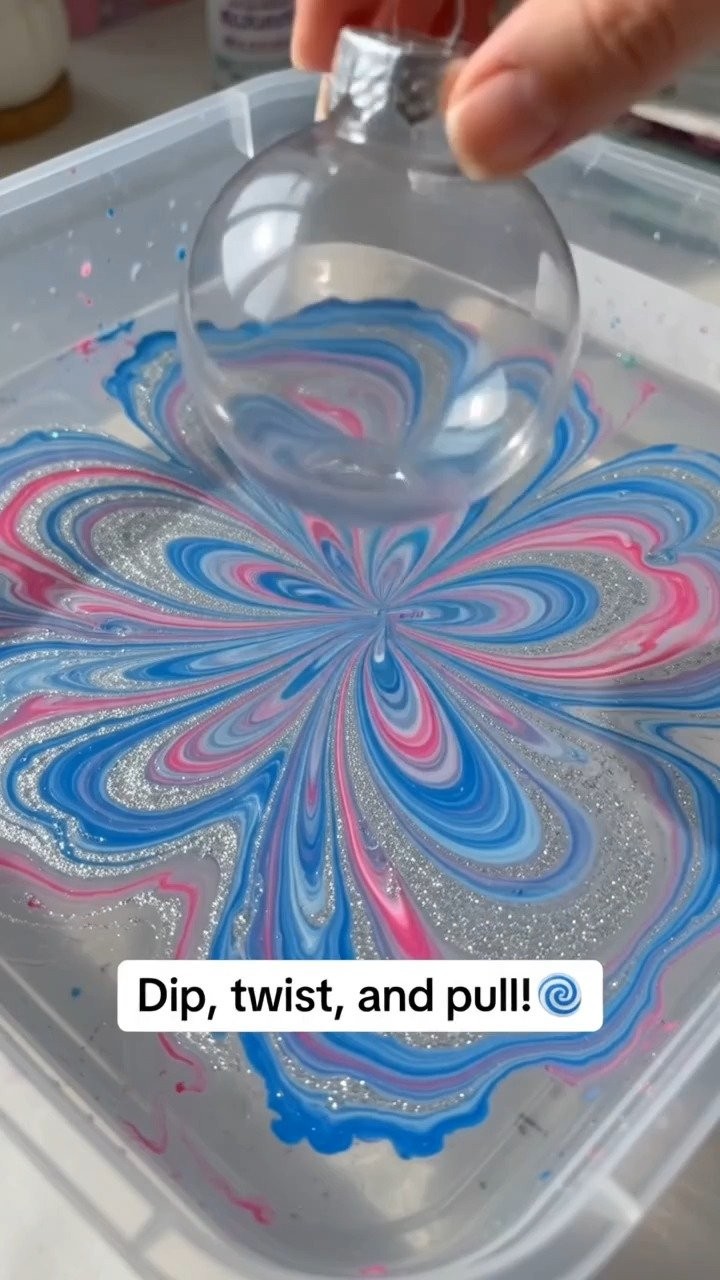 Hydro-getauchte Ornamente zu Hause erstellen atemberaubende marmorierte Dekorationen mit lebendigen bunten Mustern ✨ Speichere dieses Projekt!