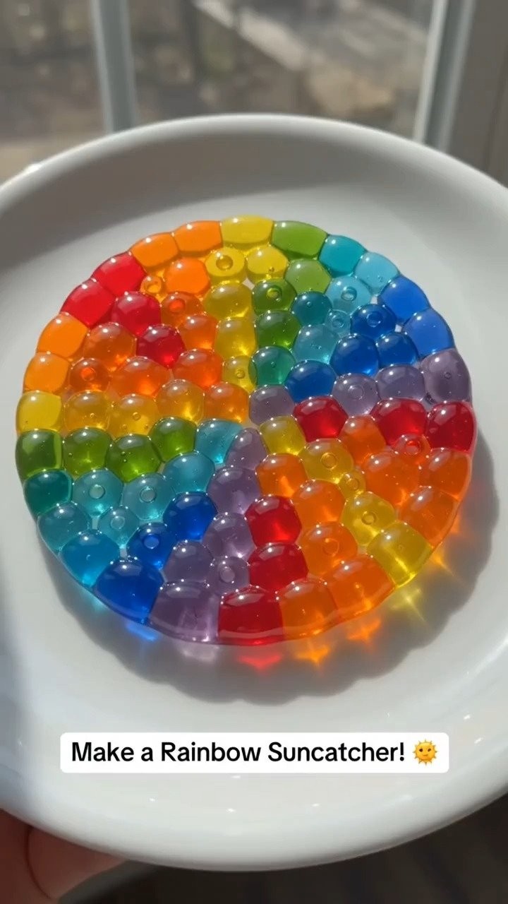 Geschmolzene Perlen-Sonnensucher verbindet bunte Perlen zu leuchtender Fensterkunst, die im Sonnenlicht wunderschön funkelt ✨ Speichere dieses Projekt! #SonnensucherDIY #PerlenHandwerk #Kinderkunst #KreativeKinder #DIYDekor #BunteDIY...