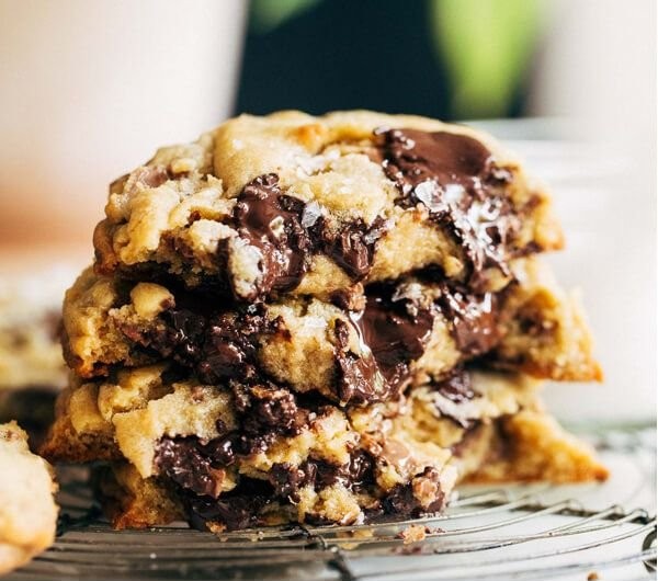 Ultimate Bakery Style Chocolate Chip Cookies