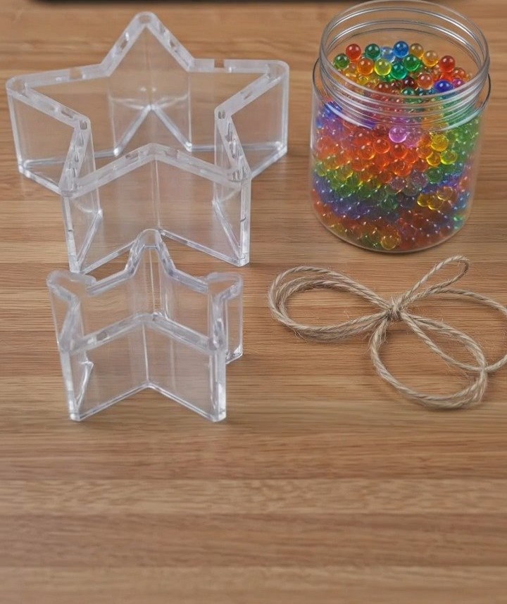Geschmolzene Perlen-Sonnenfänger verschmelzen bunte Perlen zu leuchtender Fensterkunst, die im Sonnenlicht wunderschön funkelt ✨ Ein lustiges Familienhandwerk für Kinder. Speichern Sie dieses Projekt!