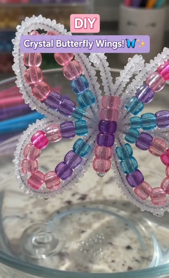 Kristall-Schmetterlingsflügel schimmern mit atemberaubender Kristallschönheit, um magische, funkelnde Dekorationen zu schaffen ✨ Speichere dieses Projekt! #KristallHandwerk #SchmetterlingsHandwerk #KreativeKinder #DIYDekor #FunkelndesDIY #WissenschaftM...
