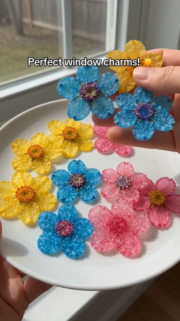 Falsche Buntglas-Kleberblumen schaffen lebendige durchsichtige Blumenkunst, die im Licht wunderschön leuchtet ✨ Speichere dieses Projekt!