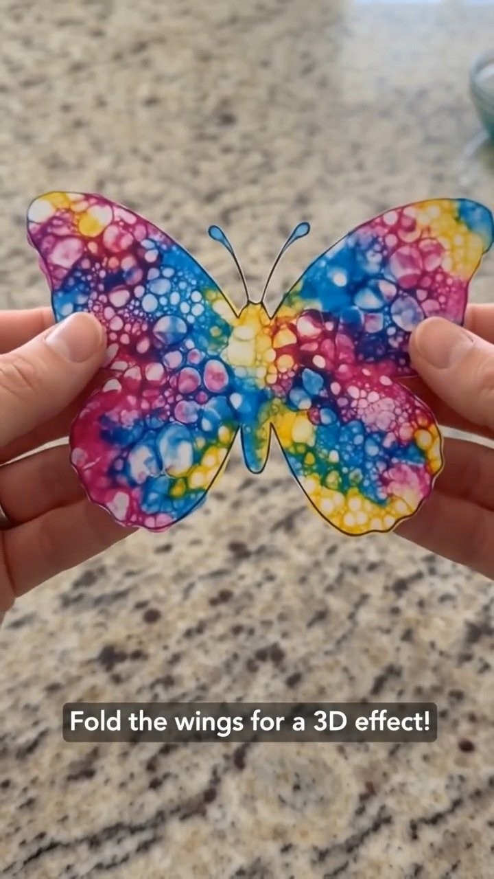 Bubble-Druck-Schmetterling erstellt wunderschöne Schmetterlingsflügel mit buntem Bubble-Druck-Kunst ✨ Eine verspielte und kreative Aktivität für Kinder. Speichern Sie dieses Projekt! #SchmetterlingsBasteln #BubbleArt #KinderKunst #KreativeKinder #...