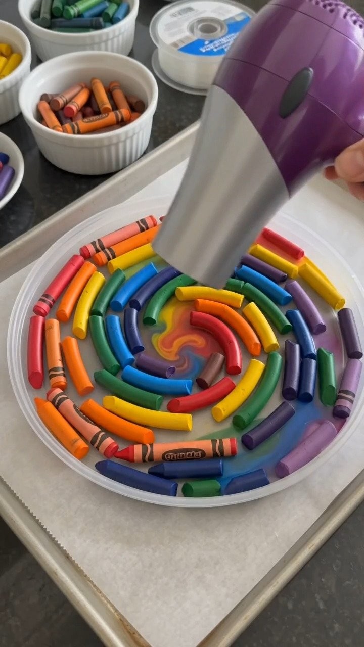 Geschmolzene Wachsmalstift-Windrad wirbelt mit lebhaften geschmolzenen Wachsmalstiftfarben, um jeden Garten oder Patio zu erhellen ✨ Speichere dieses Projekt!