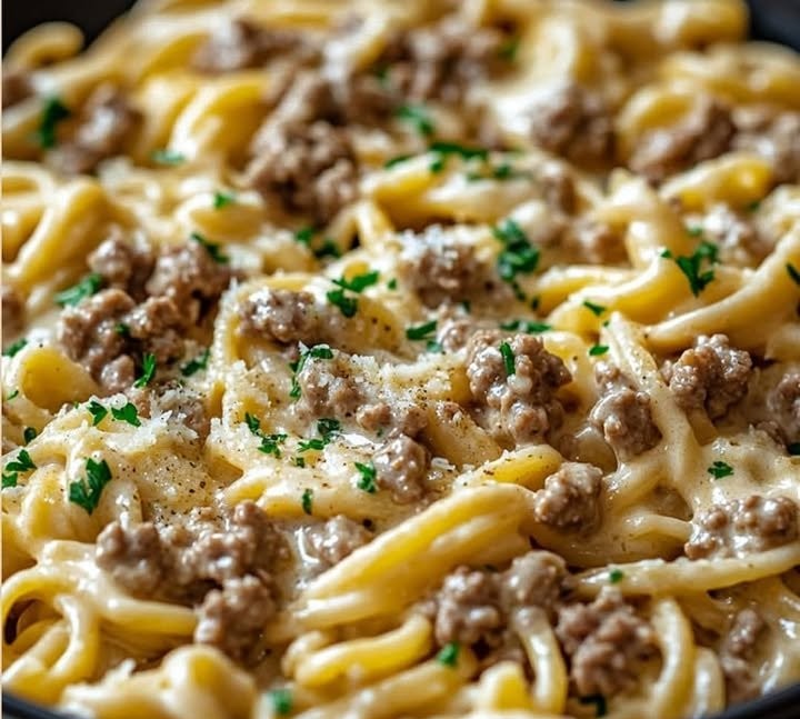 Cremige Knoblauchbutter-Pasta mit Hackfleisch aus einem Topf