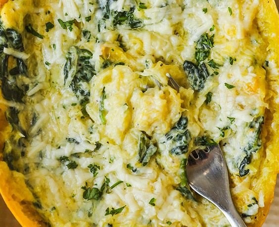 Must-try easy and delicious garlic parmesan spaghetti squash! Packed with fresh spinach and a creamy sauce, it’s the per… | Spaghetti squash with parmesan, Spaggetti squash, Soagetti squash