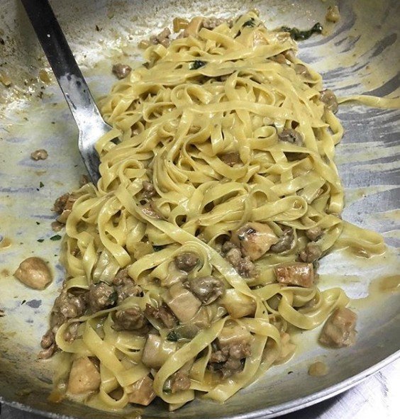 Fettuccine con funghi porcini e salsiccia