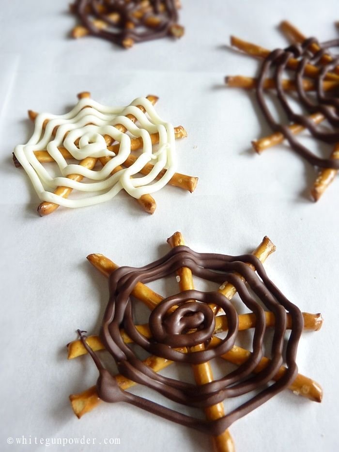 Halloween, Chocolate Pretzel Spider Web - White Gunpowder in 2020 | Halloween treats easy, Halloween