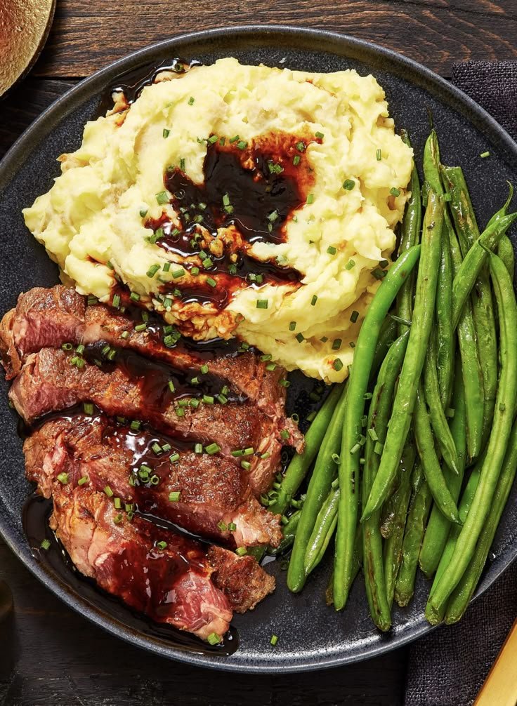 Easy Gourmet Steak with Mashed Potatoes and Green Beans