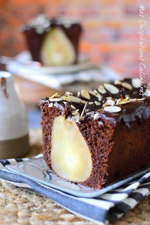 Gâteau au chocolat et poires entières