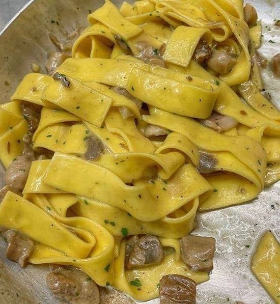 Pappardelle con funghi porcini e salsiccia
