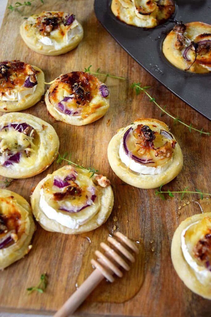 Pizza chèvre miel - Envie d'apéro | Recette | Apperitif dînatoire noël, Entree apero, Feuilleté chevre miel apero
