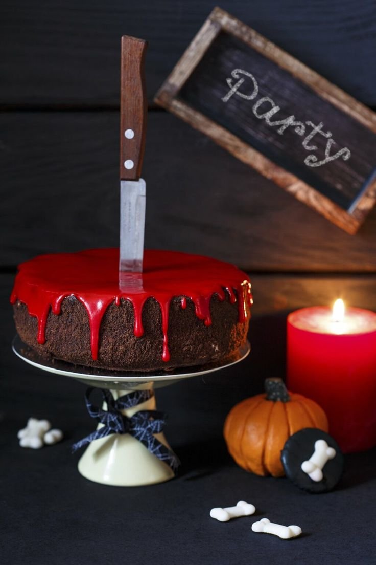 No Bake Vanille-Cheesecake mit Erdbeersauce | Halloween-themed party cake inspiration, Halloween cake with knife decoration, Blood-themed cake with red icing