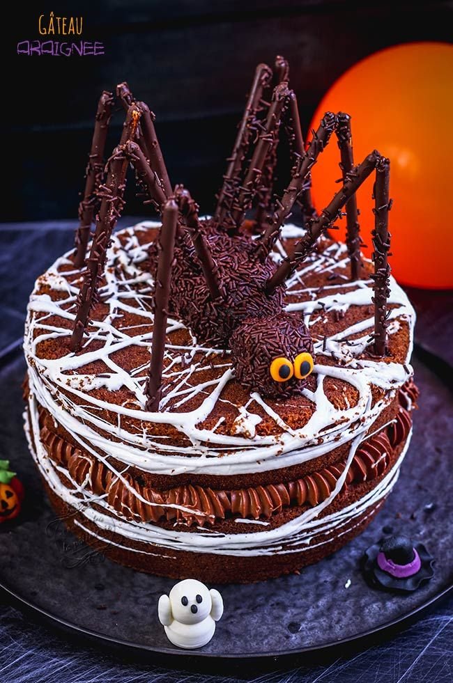 Gâteau araignée pour Halloween | Halloween spider cake, Spooky cake with spider decorations, Spider shaped cake