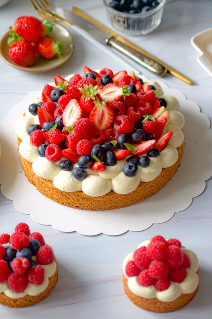 Tarte aux fruits rouges sur sablé breton · Aux délices du palais