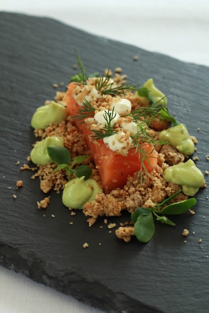 Coeur de saumon , crumble de noisettes ,avocat et chantilly au raifort  pour une entrée de Fêtes