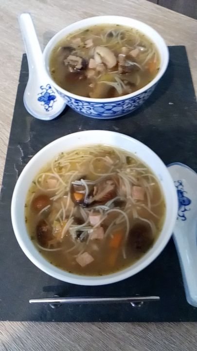Soupe chinoise vermicelle de riz champignons noir et poulet