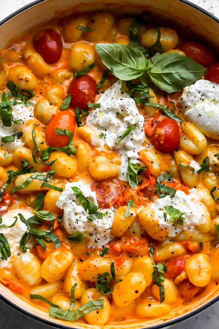 30 Minuten cremige Tomaten-Gnocchi mit Burrata