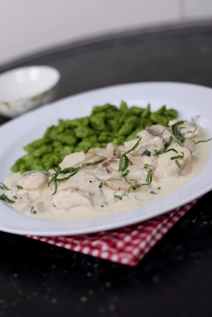 Türkische Pfanne mit Pilzen und Frischkäse