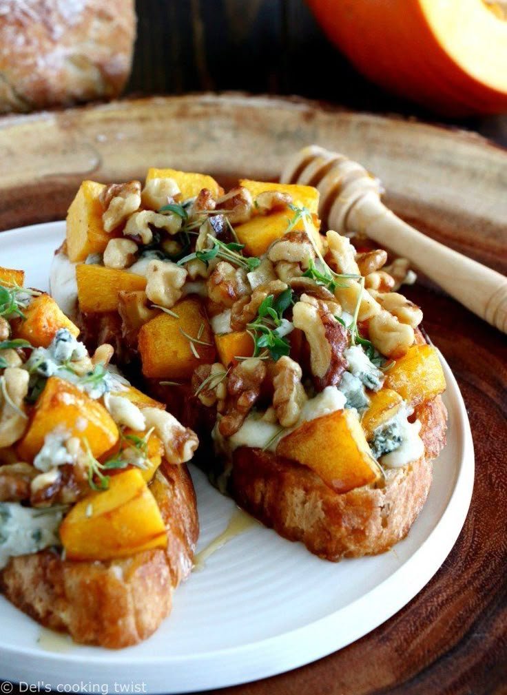 Delicious Potimarron, Walnut, and Bleu d'Auvergne Tartine | Recette | Apéritifs d'automne, Fromage à pâte persillée, Cuisine suédoise