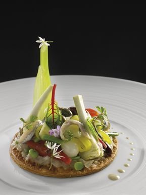 Des légumes de saison comme une salade niçoise, en tarte croustillante, confit d'oignons doux des Cévennes, œuf moelleux, anchois marinés
