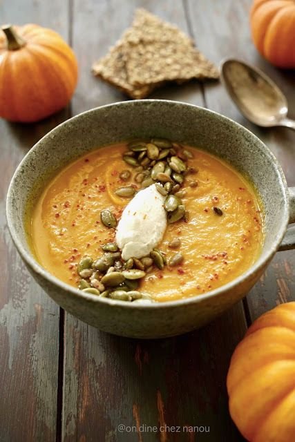 Soupe de légumes rôtis au four | Bol de soupe de potiron avec des graines, Comment faire une soupe de potiron, Idées de soupes d'automne saines