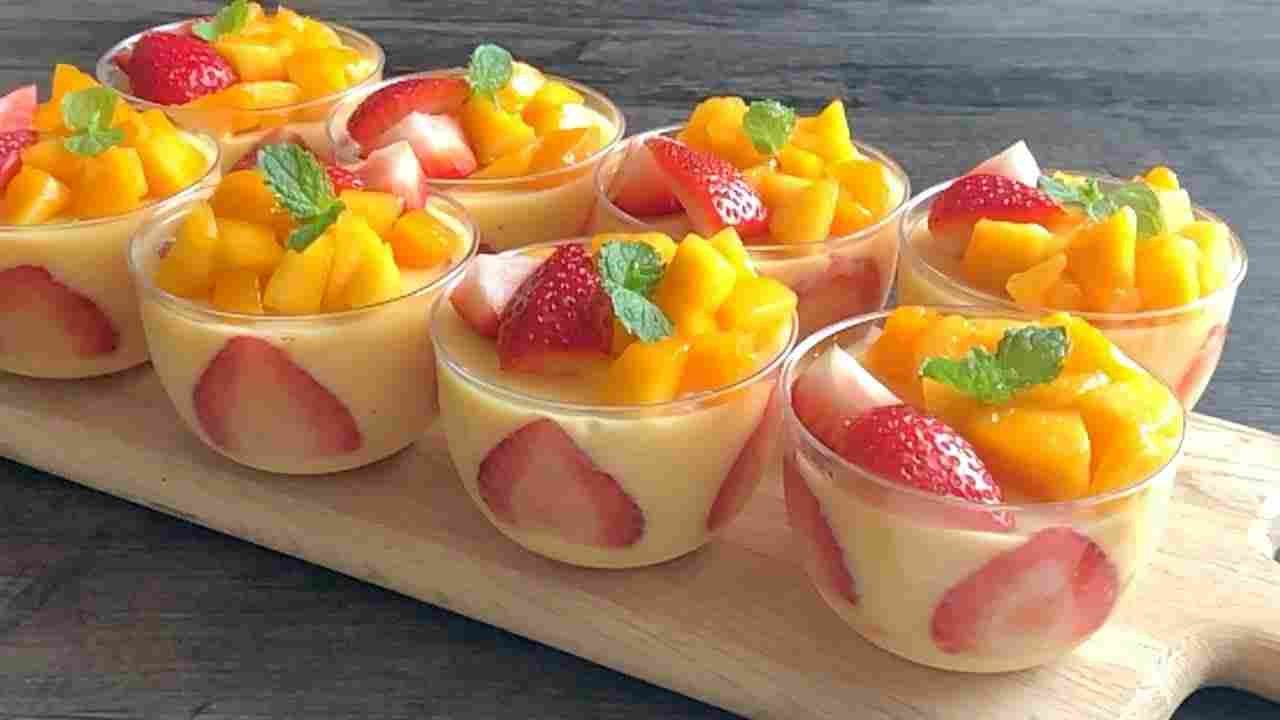 Schichtdessert mit Keksen und Früchten