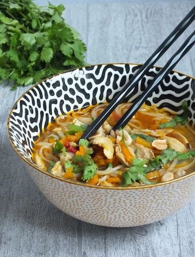 Bouillon thaï au poulet | Bouillon de poulet aux vermicelles, Soupe bouillon vermicelles, Bouillon légumes vermicelles